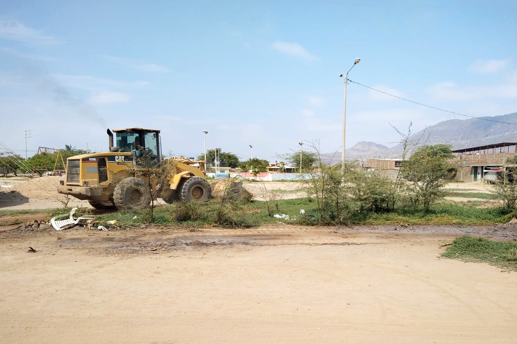 ¡continúan los trabajos con maquinaria pesada!