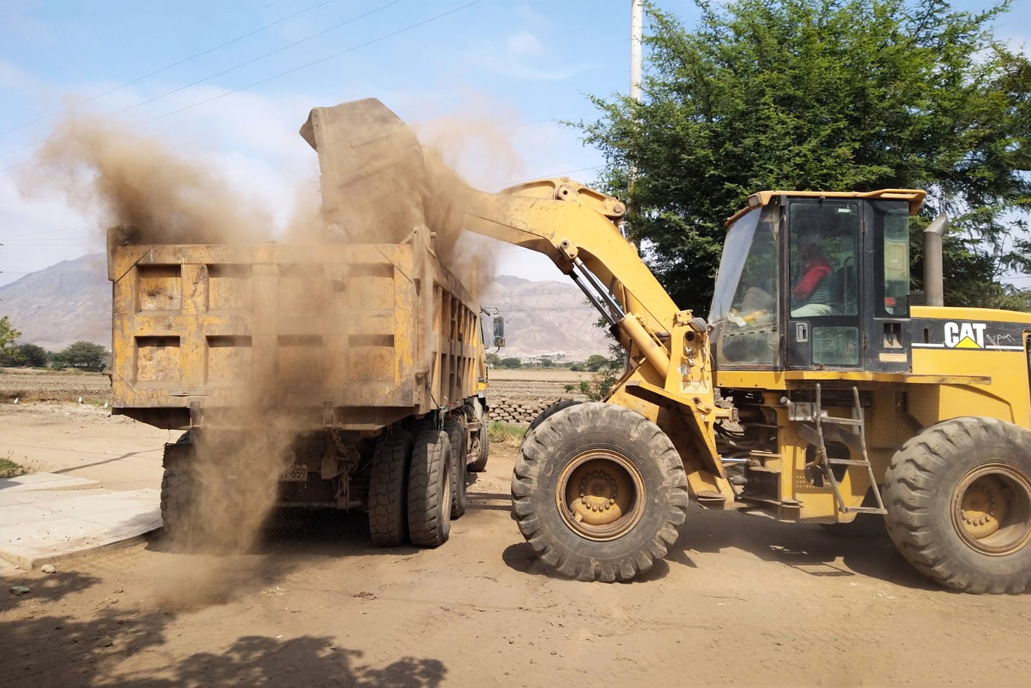 ¡continúan los trabajos con maquinaria pesada!