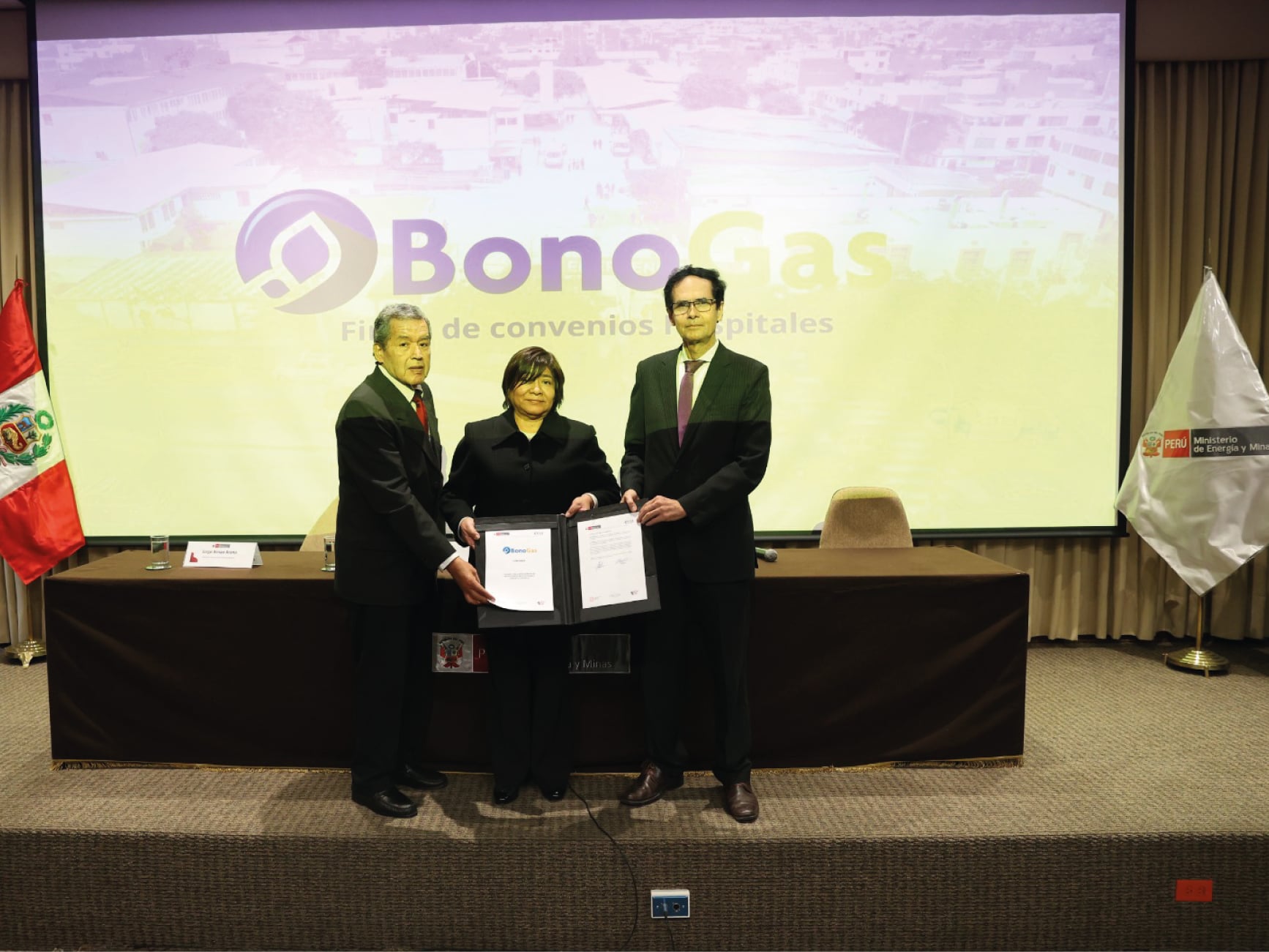 Hospital de Ventanilla suscribe convenio con el Ministerio de Energía y Minas para instalación gratuita de gas natural