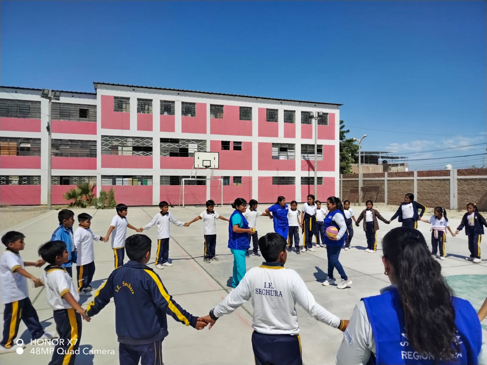 El equipo multidisciplinario del Centro de Salud Mental Comunitario Sechura brindó charlas informativas a los estudiantes sobre la adicción,