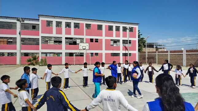 El equipo multidisciplinario del Centro de Salud Mental Comunitario Sechura brindó charlas informativas a los estudiantes sobre la adicción, 