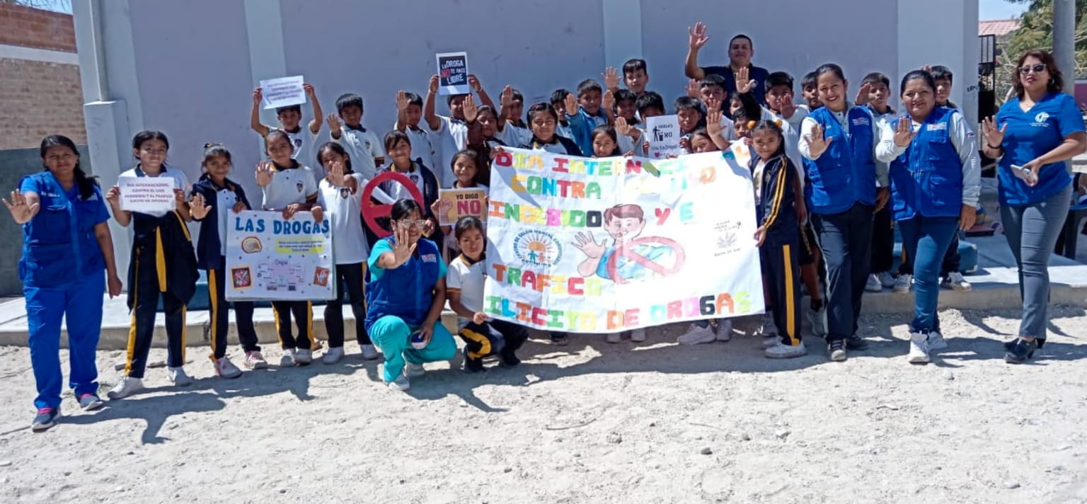 El equipo multidisciplinario del Centro de Salud Mental Comunitario Sechura brindó charlas informativas a los estudiantes sobre la adicción,