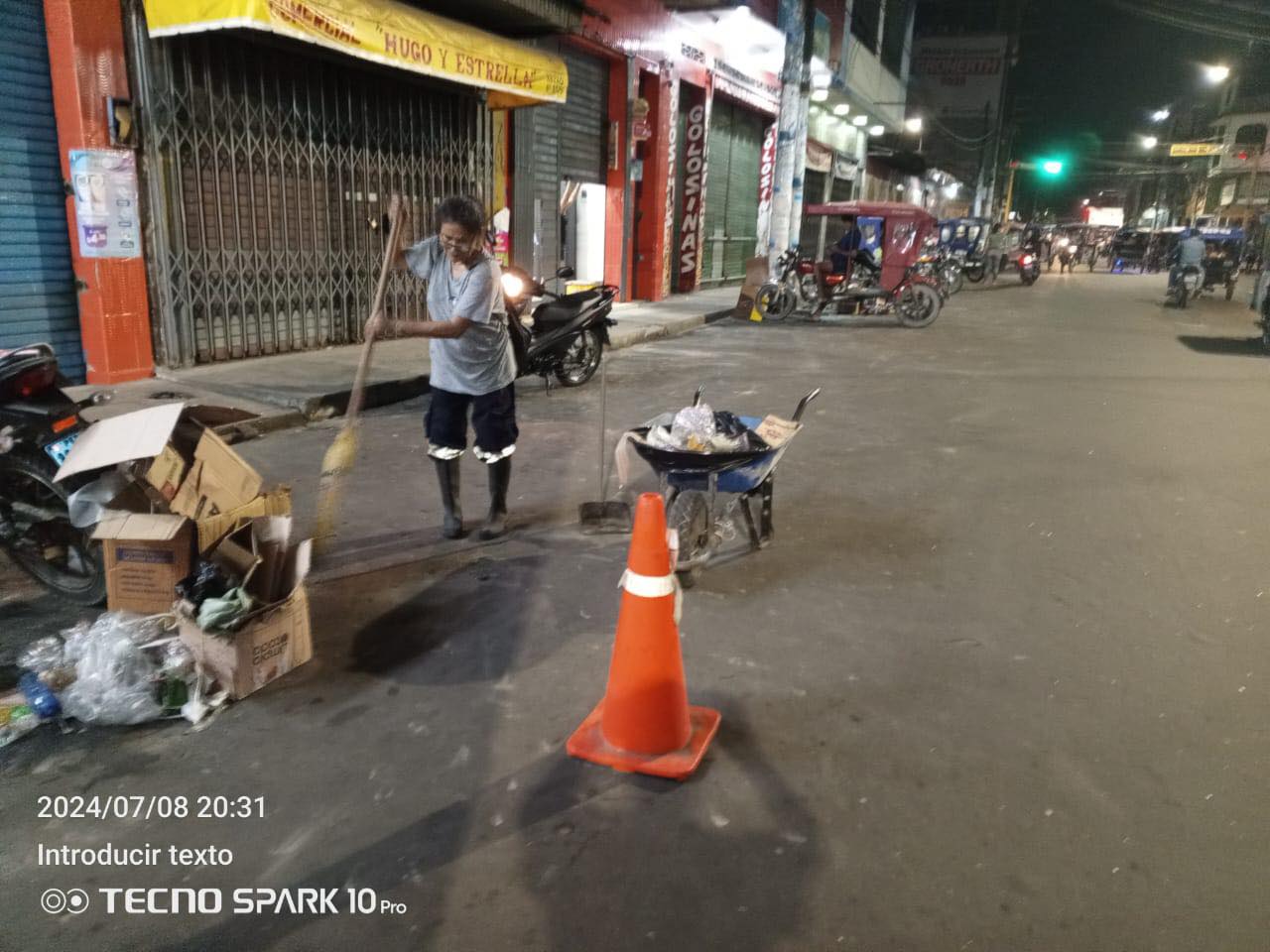Limpieza de las diferentes calles de la zona comercial del distrito. 