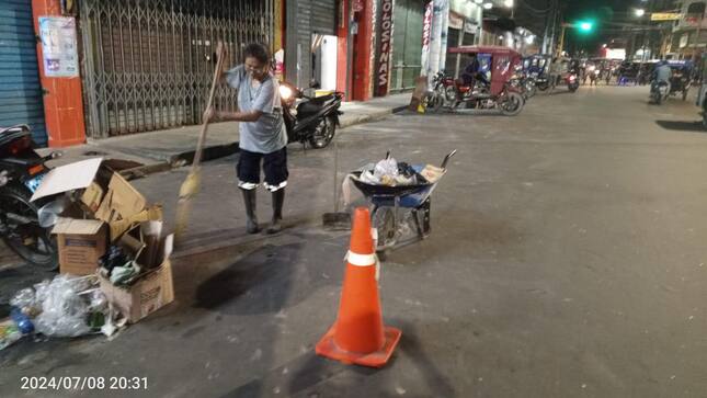 Limpieza de las diferentes calles de la zona comercial del distrito. 
