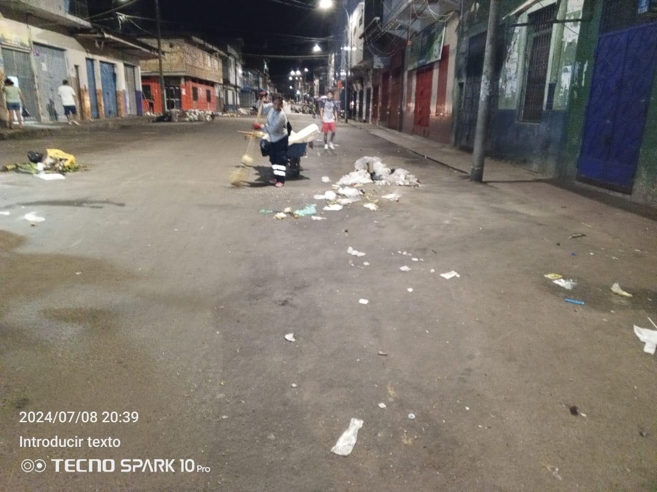 Limpieza de las diferentes calles de la zona comercial del distrito. 