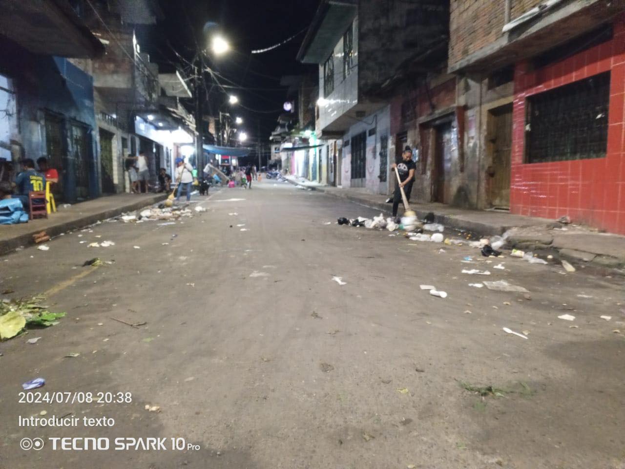 Limpieza de las diferentes calles de la zona comercial del distrito. 