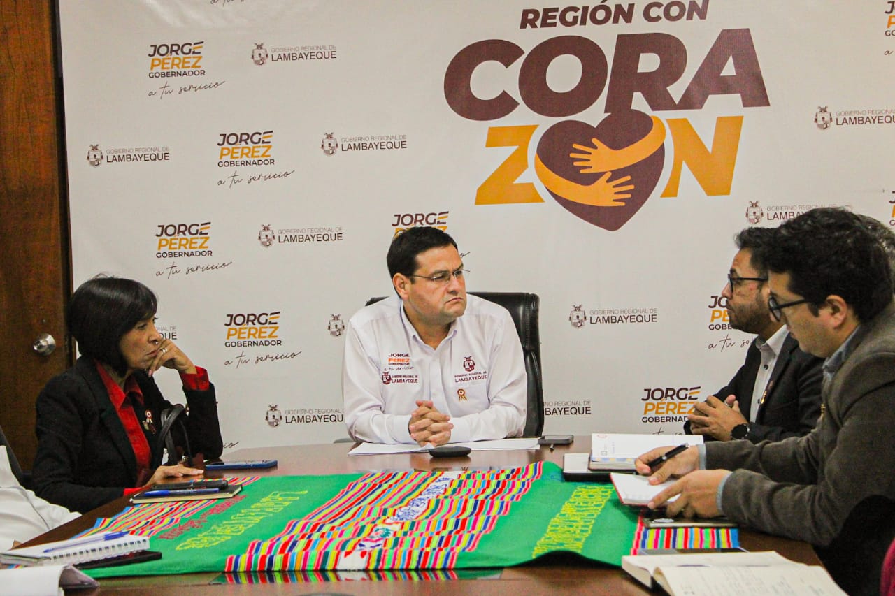 firman dos convenios en el gore alcadesa y gobernador 2