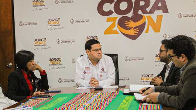 firman dos convenios en el gore alcadesa y gobernador 2