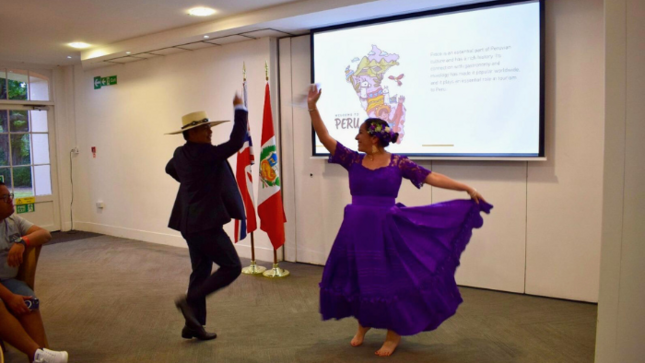 Connacionales festejan su peruanidad en Londres con la “Noche del pisco peruano”