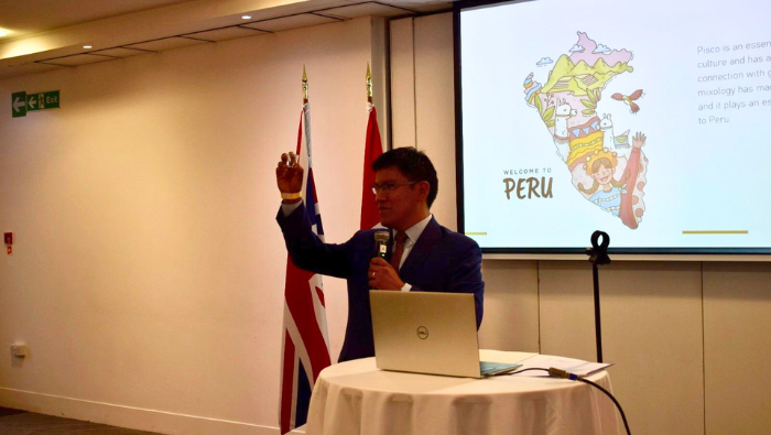 Connacionales festejan su peruanidad en Londres con la “Noche del pisco peruano”