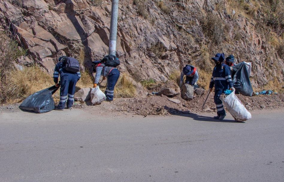 ¡Garantizando el cuidado del ornato de Puno! Personal de contingencia continúa con jornadas de limpieza
