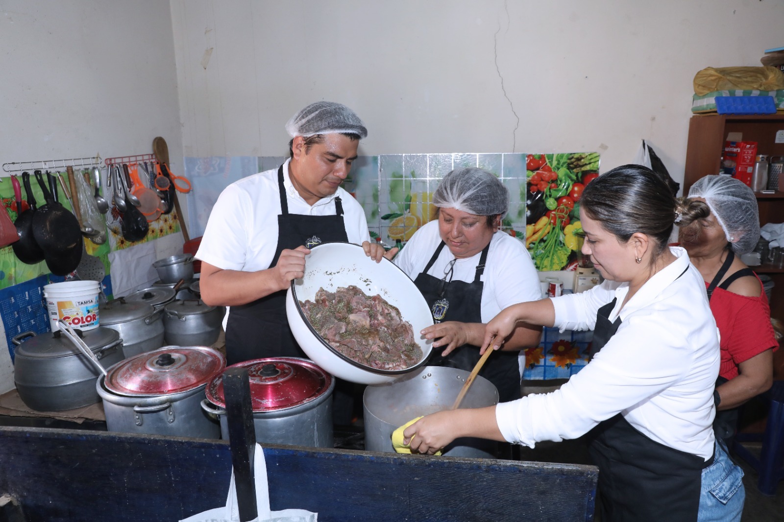 Alcalde Mario Reyna supervisa a los comedores populares