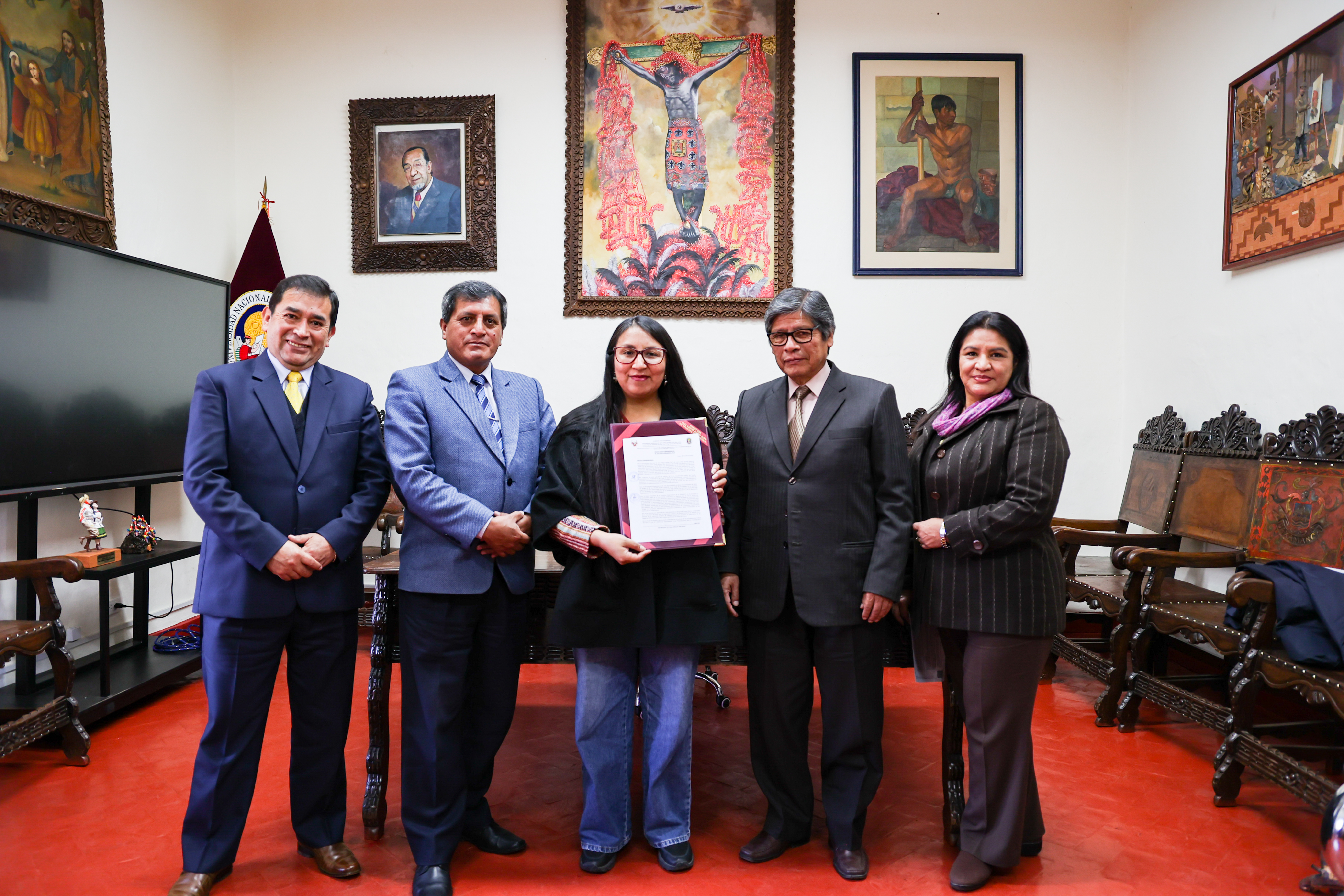 Autoridades y funcionarios de la UNADQTC en la entrega de la resolución a la Congresista Luque. 