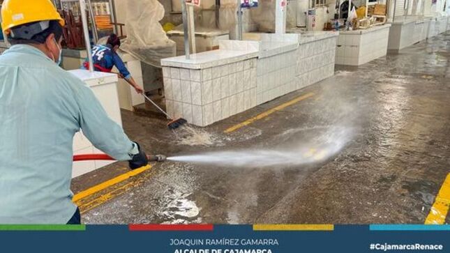 📌En un esfuerzo conjunto entre la administración del Mercado Central, la Asociación de Comerciantes Minoristas y SEDACAJ, el día de hoy se realizó una  exhaustiva limpieza general y desinfección del Mercado Central de Cajamarca.
✅Nuestro compromiso es ofrecer un ambiente seguro y saludable para todos nuestros visitantes. 
🗣¡Seguimos trabajando juntos por el bienestar de todos los cajamarquinos!