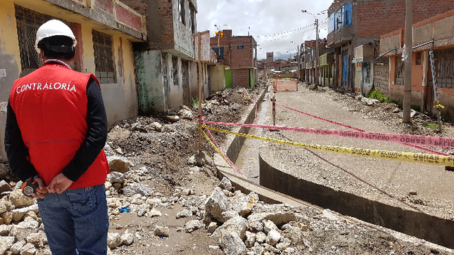 La Contraloría General de la República evidenció, durante el primer semestre de este año, presunta responsabilidad penal, civil y administrativa de 132 funcionarios y servidores públicos de diversas entidades en la región Puno. Los hallazgos provienen de informes de control posterior ejecutados en la jurisdicción con implicaciones en el Gobierno Regional Puno (40 casos), la Municipalidad Provincial de Puno (23 casos), la Universidad Nacional de Juliaca (22 casos) y la Empresa de Generación Eléctrica San Gabán (21 casos), entre otros.