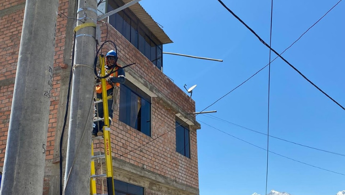 Instalación de modernos postes en Huaraz