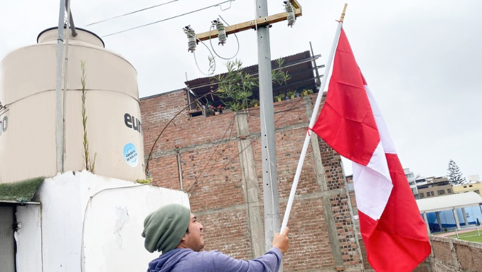 Evita colocar tu bandera cerca a las redes eléctricas