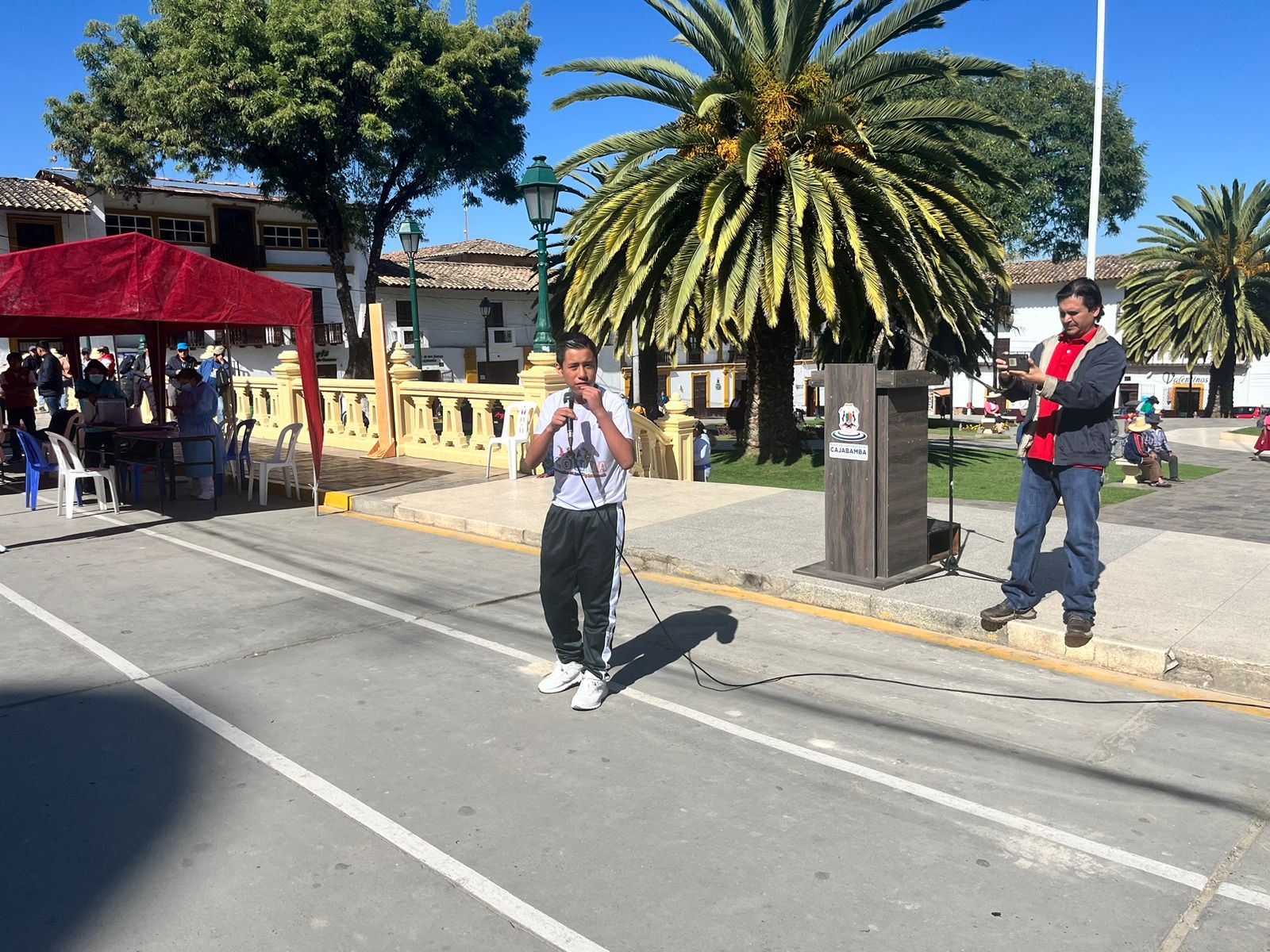 Éxito en la feria multiservicios y asistencia económica por orfandad en Cajabamba