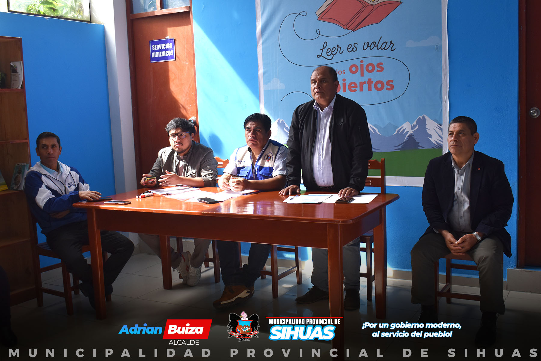 ALCALDE LIDERA REUNIÓN PARA EL DESARROLLO DEL "CAMPEONATO INTER CASERÍOS COPA INTEGRACIÓN 2024”
𝑆𝑒 𝑐𝑜𝑛𝑣𝑜𝑐𝑜́ 𝑎 𝑙𝑜𝑠 𝟷𝟼 𝑎𝑔𝑒𝑛𝑡𝑒𝑠 𝑚𝑢𝑛𝑖𝑐𝑖𝑝𝑎𝑙𝑒𝑠 𝑑𝑒 𝑙𝑜𝑠 𝑐𝑎𝑠𝑒𝑟𝑖́𝑜𝑠 𝑞𝑢𝑒 𝑖𝑛𝑡𝑒𝑔𝑟𝑎𝑛 𝑒𝑙 𝑑𝑖𝑠𝑡𝑟𝑖𝑡𝑜 𝑑𝑒 𝑆𝑖𝘩𝑢𝑎𝑠.
El alcalde provincial de Sihuas, Demetrio Buiza Picón, encabezó una reunión clave para la organización del "Campeonato Inter Caseríos Copa Integración 2024", evento ejecutado por la comuna provincial.
Acompañando al alcalde, estuvieron presentes los regidores Yolvi Velásquez y Víctor Lázaro, así como el gerente de Desarrollo Social y Servicios Públicos, junto al jefe de Educación, Cultura y Deporte. Mediante un diálogo, se ultimaron detalles cruciales para la programación del campeonato, que incluirá disciplinas como fulbito máster, fútbol libre y vóley.
La reunión contó, además, con la participación de autoridades representantes de los caseríos del distrito de Sihuas, quienes aportaron con ideas y perspectivas enriquecedoras para garantizar el éxito y la participación masiva en este evento deportivo tan esperado.
