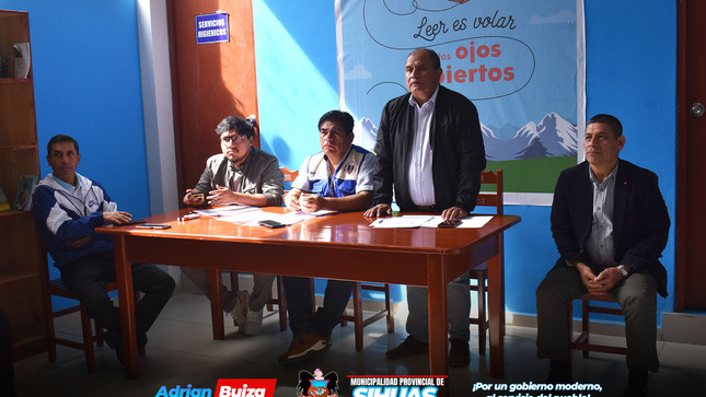ALCALDE LIDERA REUNIÓN PARA EL DESARROLLO DEL "CAMPEONATO INTER CASERÍOS COPA INTEGRACIÓN 2024”
𝑆𝑒 𝑐𝑜𝑛𝑣𝑜𝑐𝑜́ 𝑎 𝑙𝑜𝑠 𝟷𝟼 𝑎𝑔𝑒𝑛𝑡𝑒𝑠 𝑚𝑢𝑛𝑖𝑐𝑖𝑝𝑎𝑙𝑒𝑠 𝑑𝑒 𝑙𝑜𝑠 𝑐𝑎𝑠𝑒𝑟𝑖́𝑜𝑠 𝑞𝑢𝑒 𝑖𝑛𝑡𝑒𝑔𝑟𝑎𝑛 𝑒𝑙 𝑑𝑖𝑠𝑡𝑟𝑖𝑡𝑜 𝑑𝑒 𝑆𝑖𝘩𝑢𝑎𝑠.
El alcalde provincial de Sihuas, Demetrio Buiza Picón, encabezó una reunión clave para la organización del "Campeonato Inter Caseríos Copa Integración 2024", evento ejecutado por la comuna provincial.
Acompañando al alcalde, estuvieron presentes los regidores Yolvi Velásquez y Víctor Lázaro, así como el gerente de Desarrollo Social y Servicios Públicos, junto al jefe de Educación, Cultura y Deporte. Mediante un diálogo, se ultimaron detalles cruciales para la programación del campeonato, que incluirá disciplinas como fulbito máster, fútbol libre y vóley.
La reunión contó, además, con la participación de autoridades representantes de los caseríos del distrito de Sihuas, quienes aportaron con ideas y perspectivas enriquecedoras para garantizar el éxito y la participación masiva en este evento deportivo tan esperado.
