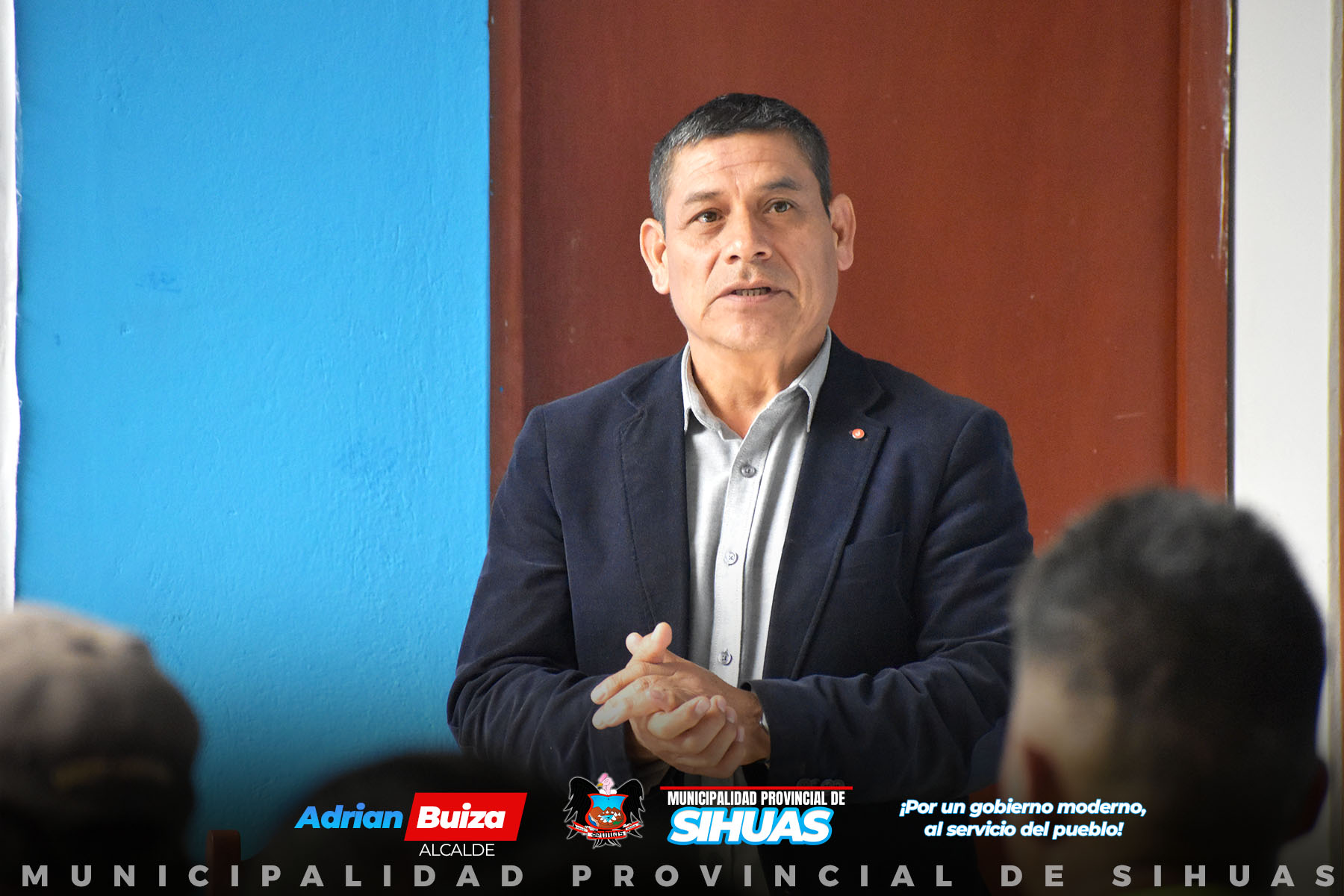 ALCALDE LIDERA REUNIÓN PARA EL DESARROLLO DEL "CAMPEONATO INTER CASERÍOS COPA INTEGRACIÓN 2024”
𝑆𝑒 𝑐𝑜𝑛𝑣𝑜𝑐𝑜́ 𝑎 𝑙𝑜𝑠 𝟷𝟼 𝑎𝑔𝑒𝑛𝑡𝑒𝑠 𝑚𝑢𝑛𝑖𝑐𝑖𝑝𝑎𝑙𝑒𝑠 𝑑𝑒 𝑙𝑜𝑠 𝑐𝑎𝑠𝑒𝑟𝑖́𝑜𝑠 𝑞𝑢𝑒 𝑖𝑛𝑡𝑒𝑔𝑟𝑎𝑛 𝑒𝑙 𝑑𝑖𝑠𝑡𝑟𝑖𝑡𝑜 𝑑𝑒 𝑆𝑖𝘩𝑢𝑎𝑠.
El alcalde provincial de Sihuas, Demetrio Buiza Picón, encabezó una reunión clave para la organización del "Campeonato Inter Caseríos Copa Integración 2024", evento ejecutado por la comuna provincial.
Acompañando al alcalde, estuvieron presentes los regidores Yolvi Velásquez y Víctor Lázaro, así como el gerente de Desarrollo Social y Servicios Públicos, junto al jefe de Educación, Cultura y Deporte. Mediante un diálogo, se ultimaron detalles cruciales para la programación del campeonato, que incluirá disciplinas como fulbito máster, fútbol libre y vóley.
La reunión contó, además, con la participación de autoridades representantes de los caseríos del distrito de Sihuas, quienes aportaron con ideas y perspectivas enriquecedoras para garantizar el éxito y la participación masiva en este evento deportivo tan esperado.