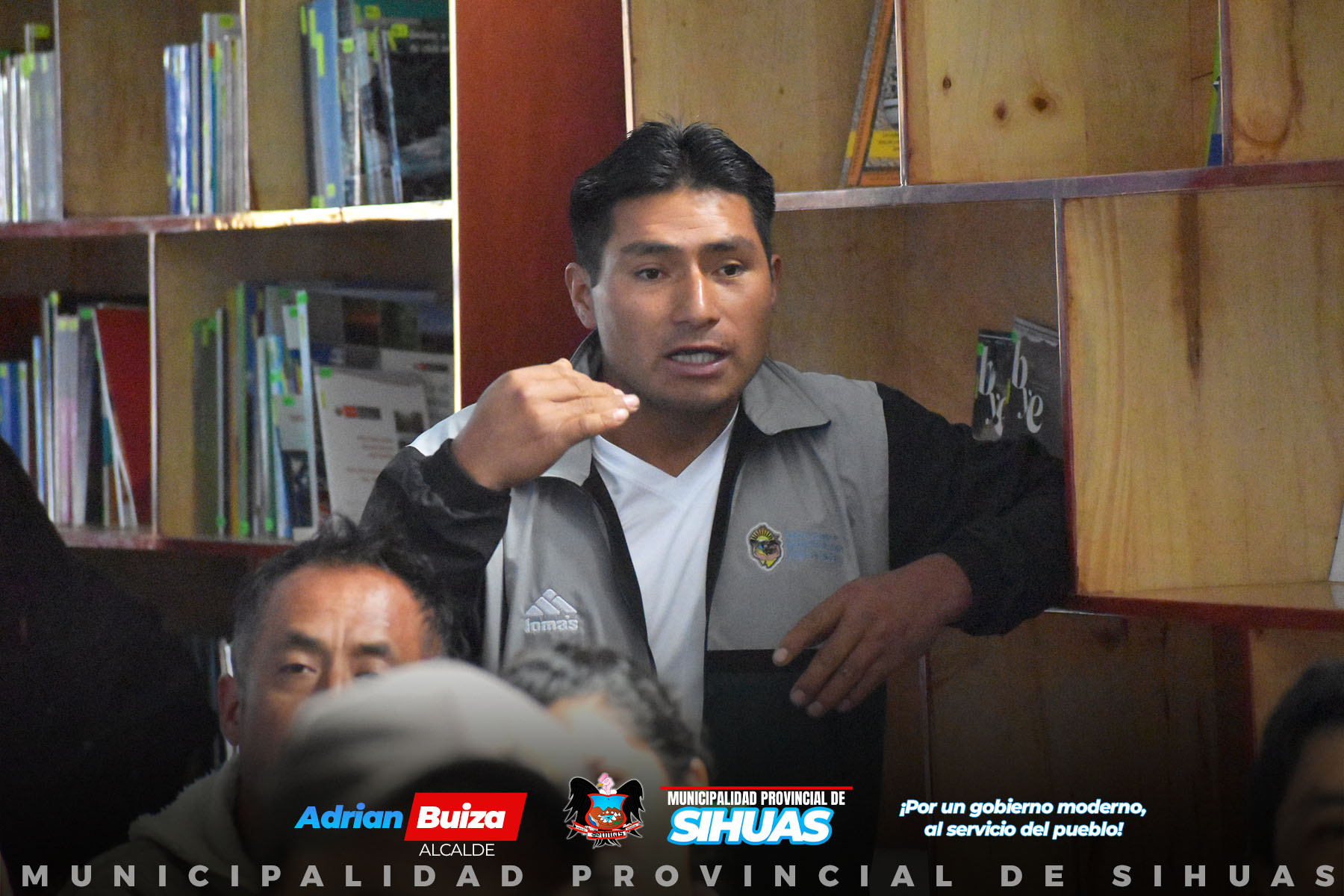 ALCALDE LIDERA REUNIÓN PARA EL DESARROLLO DEL "CAMPEONATO INTER CASERÍOS COPA INTEGRACIÓN 2024”
𝑆𝑒 𝑐𝑜𝑛𝑣𝑜𝑐𝑜́ 𝑎 𝑙𝑜𝑠 𝟷𝟼 𝑎𝑔𝑒𝑛𝑡𝑒𝑠 𝑚𝑢𝑛𝑖𝑐𝑖𝑝𝑎𝑙𝑒𝑠 𝑑𝑒 𝑙𝑜𝑠 𝑐𝑎𝑠𝑒𝑟𝑖́𝑜𝑠 𝑞𝑢𝑒 𝑖𝑛𝑡𝑒𝑔𝑟𝑎𝑛 𝑒𝑙 𝑑𝑖𝑠𝑡𝑟𝑖𝑡𝑜 𝑑𝑒 𝑆𝑖𝘩𝑢𝑎𝑠.
El alcalde provincial de Sihuas, Demetrio Buiza Picón, encabezó una reunión clave para la organización del "Campeonato Inter Caseríos Copa Integración 2024", evento ejecutado por la comuna provincial.
Acompañando al alcalde, estuvieron presentes los regidores Yolvi Velásquez y Víctor Lázaro, así como el gerente de Desarrollo Social y Servicios Públicos, junto al jefe de Educación, Cultura y Deporte. Mediante un diálogo, se ultimaron detalles cruciales para la programación del campeonato, que incluirá disciplinas como fulbito máster, fútbol libre y vóley.
La reunión contó, además, con la participación de autoridades representantes de los caseríos del distrito de Sihuas, quienes aportaron con ideas y perspectivas enriquecedoras para garantizar el éxito y la participación masiva en este evento deportivo tan esperado.
