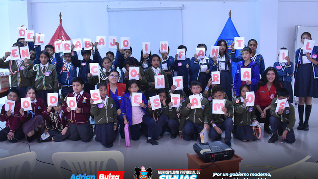 💠TARJETA ROJA AL TRABAJO INFANTIL 🚫

La Municipalidad Provincial de Sihuas, a través de la Defensoría Municipal de la Niña, Niño y Adolescente (Demuna), organizó la charla "Que lo único que trabaje sea su imaginación", en conmemoración del Día Mundial contra el Trabajo Infantil. El evento contó con la participación de la I.E. N° 85002 "Andrés Sifuentes Vidal", I.E. N° 84103 "Comandante Alejandro Izaguirre Valverde" e I.E. N° 84165 "Asteria Castro Pareja" (esta última en sus dos niveles: primario y secundario).

Es importante recordar en este día, que todas las niñas, niños y adolescentes tienen derecho a ser protegidos contra el trabajo infantil en sus peores formas y bajo cualquier modo de explotación. ¡Unámonos en el Día Mundial contra el Trabajo Infantil para asegurar que los sueños de estas generaciones no sean truncados y que no sean víctimas de explotación laboral!

🚫El trabajo infantil representa una vulneración que impide garantizar el pleno y armonioso desarrollo de los niños, niñas y adolescentes, obstaculizando que crezcan en el seno de la familia y la comunidad, en un ambiente de felicidad, amor y comprensión.

Recordemos que pequeñas acciones pueden generar grandes cambios. ¡Construyamos juntos un #PerúSinTrabajoInfantil! 🪁🧸