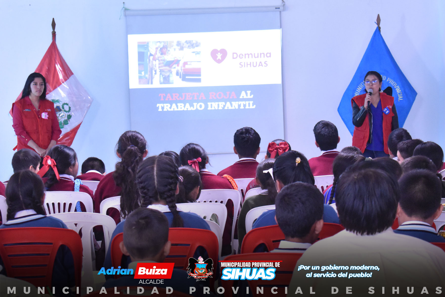 💠TARJETA ROJA AL TRABAJO INFANTIL 🚫
La Municipalidad Provincial de Sihuas, a través de la Defensoría Municipal de la Niña, Niño y Adolescente (Demuna), organizó la charla "Que lo único que trabaje sea su imaginación", en conmemoración del Día Mundial contra el Trabajo Infantil. El evento contó con la participación de la I.E. N° 85002 "Andrés Sifuentes Vidal", I.E. N° 84103 "Comandante Alejandro Izaguirre Valverde" e I.E. N° 84165 "Asteria Castro Pareja" (esta última en sus dos niveles: primario y secundario).
Es importante recordar en este día, que todas las niñas, niños y adolescentes tienen derecho a ser protegidos contra el trabajo infantil en sus peores formas y bajo cualquier modo de explotación. ¡Unámonos en el Día Mundial contra el Trabajo Infantil para asegurar que los sueños de estas generaciones no sean truncados y que no sean víctimas de explotación laboral!
🚫El trabajo infantil representa una vulneración que impide garantizar el pleno y armonioso desarrollo de los niños, niñas y adolescentes, obstaculizando que crezcan en el seno de la familia y la comunidad, en un ambiente de felicidad, amor y comprensión.
Recordemos que pequeñas acciones pueden generar grandes cambios. ¡Construyamos juntos un #PerúSinTrabajoInfantil! 🪁🧸