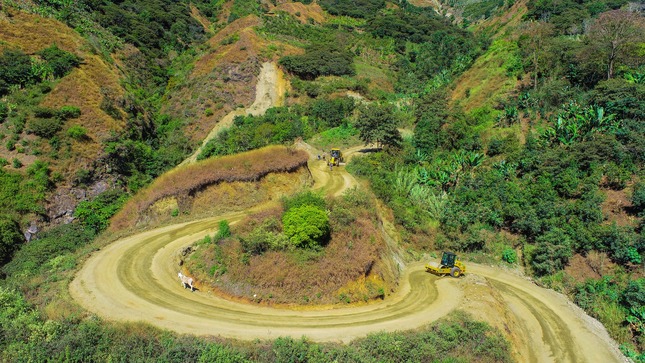 está llevando a cabo trabajos de mantenimiento en la carretera Erapata - Hatumpampa. El objetivo de estas obras es mejorar el tránsito vehicular, beneficiando tanto a los transportistas como a la población en general.