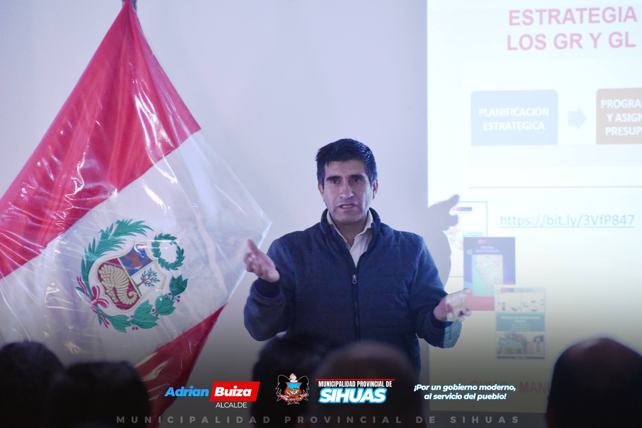 💠MUNICIPALIDAD PROVINCIAL DE SIHUAS FORTALECE CAPACIDADES EN GESTIÓN VIAL
La Municipalidad Provincial de Sihuas participó en el “Taller de fortalecimiento multipropósito en gestión de la infraestructura vial de su competencia 2024”, organizado por Provias Descentralizado (PVD). Esta capacitación se enmarca dentro de las “Acciones de fortalecimiento a Gobiernos Subnacionales”, como parte del Convenio correspondiente para este año.
A través de la regidora Edith Jesús Domínguez (encargada de alcaldía), el regidor Yolvi Velásquez Liñán (en su condición de presidente de la Comisión de Transportes, Comercialización y Servicios Públicos - Comisiones Ordinarias de Regidores), el equipo técnico de la comuna provincial (integrado por el gerente municipal, el gerente de Planificación y Presupuestos, el gerente de Infraestructura, Desarrollo Urbano y Rural) y el equipo técnico del Instituto Vial Provincial (IVP) Sihuas, el gobierno local se hizo presente de manera activa con el compromiso de fortalecer las capacidades institucionales para una gestión eficiente y orientada al desarrollo integral de la comunidad local..
El taller, dirigido por destacados funcionarios de Provias, contó con la exposición del licenciado Leonardo Gonzáles y el ingeniero Carlos Veramendy, quienes guiaron a los representantes municipales en estrategias clave para optimizar la gestión de infraestructura vial.
Además, se contó con la presencia de los alcaldes de los distritos de Acobamba, Chingalpo y Ragash, acompañados por sus respectivos equipos técnicos, evidenciando el deber conjunto por mejorar la infraestructura vial en la provincia.