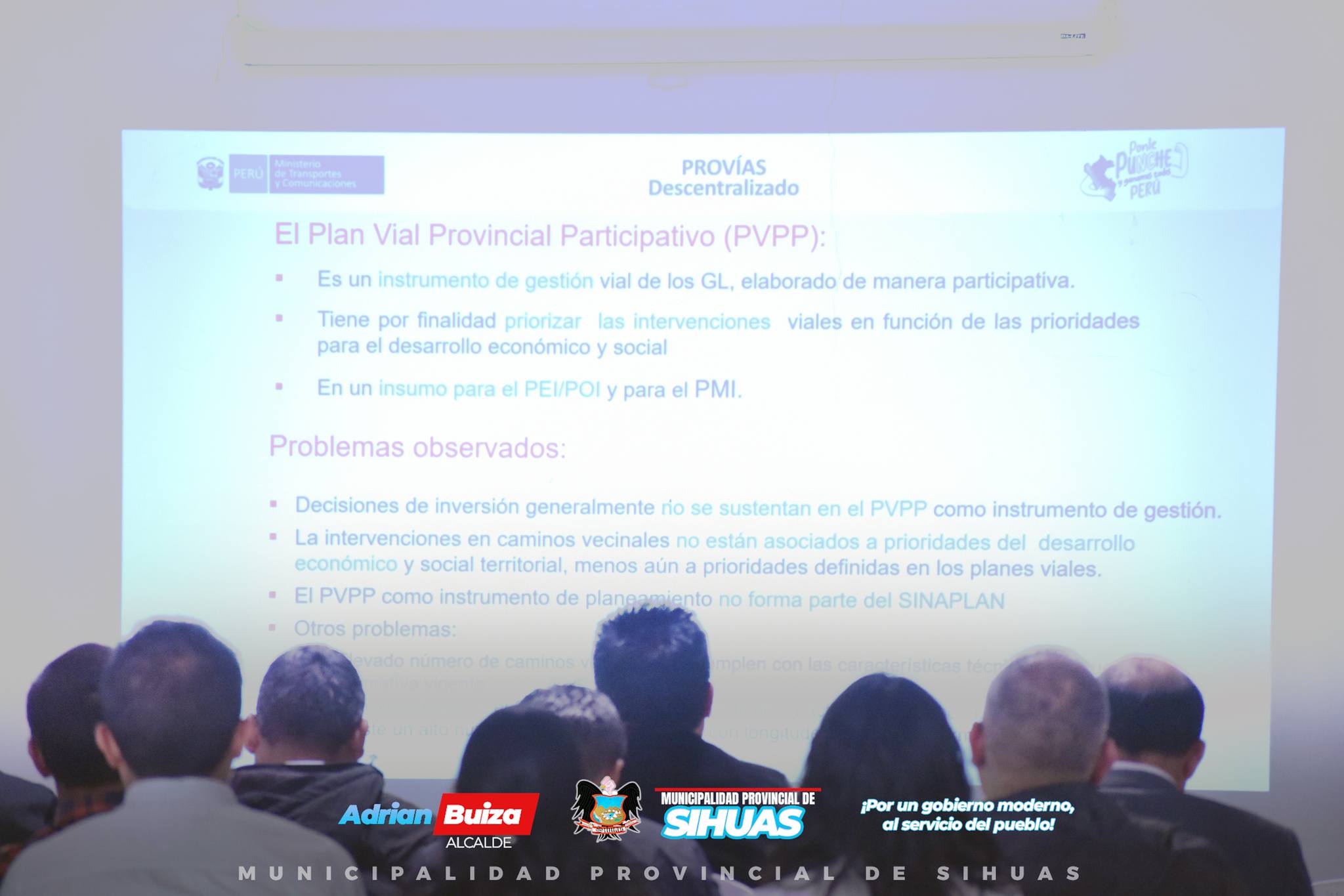 💠MUNICIPALIDAD PROVINCIAL DE SIHUAS FORTALECE CAPACIDADES EN GESTIÓN VIAL
La Municipalidad Provincial de Sihuas participó en el “Taller de fortalecimiento multipropósito en gestión de la infraestructura vial de su competencia 2024”, organizado por Provias Descentralizado (PVD). Esta capacitación se enmarca dentro de las “Acciones de fortalecimiento a Gobiernos Subnacionales”, como parte del Convenio correspondiente para este año.
A través de la regidora Edith Jesús Domínguez (encargada de alcaldía), el regidor Yolvi Velásquez Liñán (en su condición de presidente de la Comisión de Transportes, Comercialización y Servicios Públicos - Comisiones Ordinarias de Regidores), el equipo técnico de la comuna provincial (integrado por el gerente municipal, el gerente de Planificación y Presupuestos, el gerente de Infraestructura, Desarrollo Urbano y Rural) y el equipo técnico del Instituto Vial Provincial (IVP) Sihuas, el gobierno local se hizo presente de manera activa con el compromiso de fortalecer las capacidades institucionales para una gestión eficiente y orientada al desarrollo integral de la comunidad local..
El taller, dirigido por destacados funcionarios de Provias, contó con la exposición del licenciado Leonardo Gonzáles y el ingeniero Carlos Veramendy, quienes guiaron a los representantes municipales en estrategias clave para optimizar la gestión de infraestructura vial.
Además, se contó con la presencia de los alcaldes de los distritos de Acobamba, Chingalpo y Ragash, acompañados por sus respectivos equipos técnicos, evidenciando el deber conjunto por mejorar la infraestructura vial en la provincia.