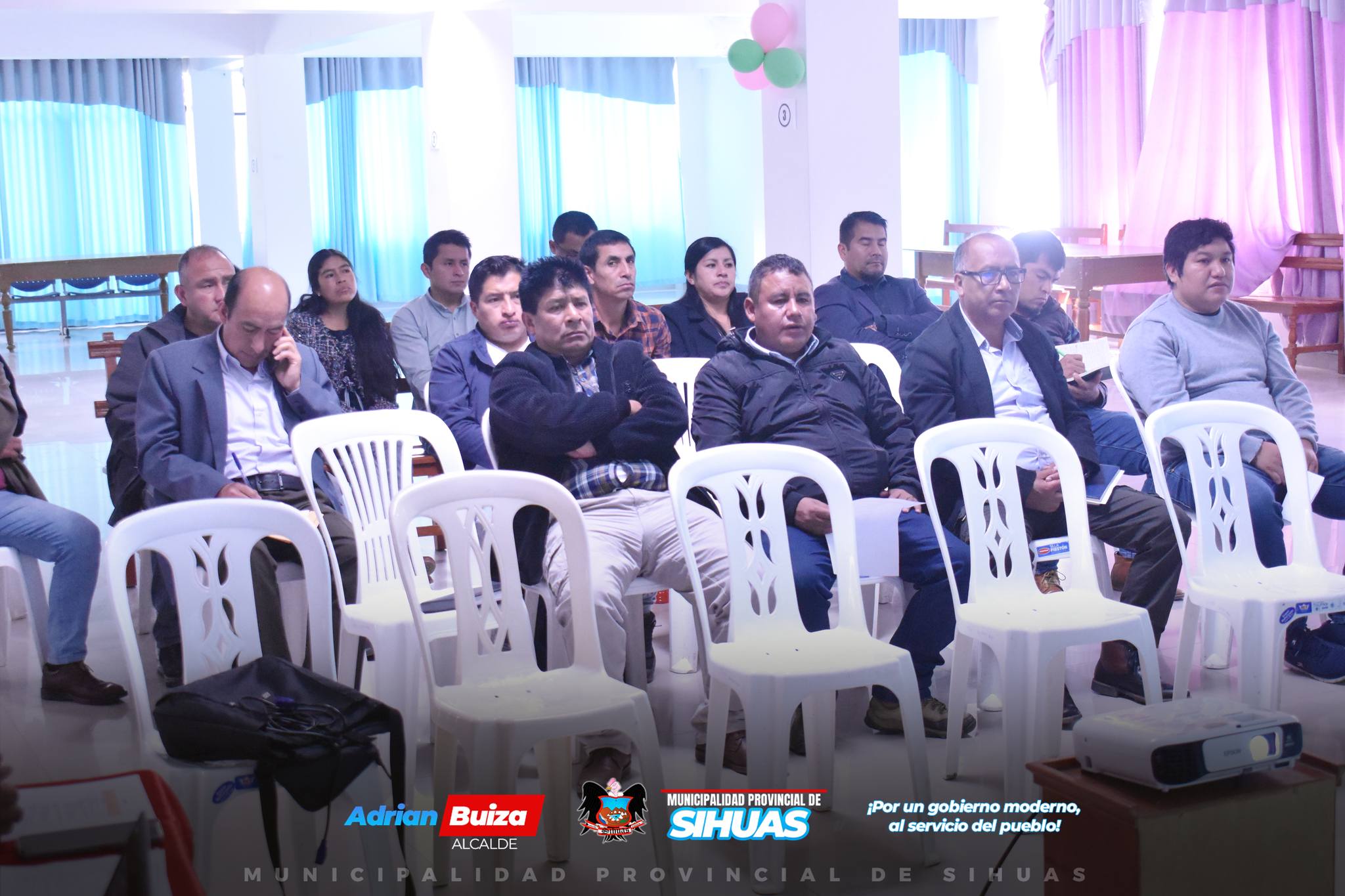 💠MUNICIPALIDAD PROVINCIAL DE SIHUAS FORTALECE CAPACIDADES EN GESTIÓN VIAL
La Municipalidad Provincial de Sihuas participó en el “Taller de fortalecimiento multipropósito en gestión de la infraestructura vial de su competencia 2024”, organizado por Provias Descentralizado (PVD). Esta capacitación se enmarca dentro de las “Acciones de fortalecimiento a Gobiernos Subnacionales”, como parte del Convenio correspondiente para este año.
A través de la regidora Edith Jesús Domínguez (encargada de alcaldía), el regidor Yolvi Velásquez Liñán (en su condición de presidente de la Comisión de Transportes, Comercialización y Servicios Públicos - Comisiones Ordinarias de Regidores), el equipo técnico de la comuna provincial (integrado por el gerente municipal, el gerente de Planificación y Presupuestos, el gerente de Infraestructura, Desarrollo Urbano y Rural) y el equipo técnico del Instituto Vial Provincial (IVP) Sihuas, el gobierno local se hizo presente de manera activa con el compromiso de fortalecer las capacidades institucionales para una gestión eficiente y orientada al desarrollo integral de la comunidad local..
El taller, dirigido por destacados funcionarios de Provias, contó con la exposición del licenciado Leonardo Gonzáles y el ingeniero Carlos Veramendy, quienes guiaron a los representantes municipales en estrategias clave para optimizar la gestión de infraestructura vial.
Además, se contó con la presencia de los alcaldes de los distritos de Acobamba, Chingalpo y Ragash, acompañados por sus respectivos equipos técnicos, evidenciando el deber conjunto por mejorar la infraestructura vial en la provincia.
