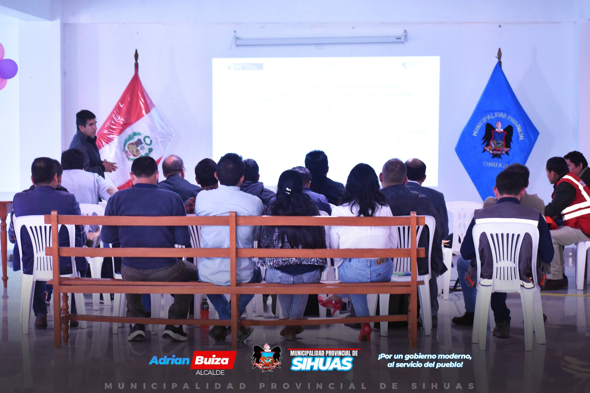 💠MUNICIPALIDAD PROVINCIAL DE SIHUAS FORTALECE CAPACIDADES EN GESTIÓN VIAL
La Municipalidad Provincial de Sihuas participó en el “Taller de fortalecimiento multipropósito en gestión de la infraestructura vial de su competencia 2024”, organizado por Provias Descentralizado (PVD). Esta capacitación se enmarca dentro de las “Acciones de fortalecimiento a Gobiernos Subnacionales”, como parte del Convenio correspondiente para este año.
A través de la regidora Edith Jesús Domínguez (encargada de alcaldía), el regidor Yolvi Velásquez Liñán (en su condición de presidente de la Comisión de Transportes, Comercialización y Servicios Públicos - Comisiones Ordinarias de Regidores), el equipo técnico de la comuna provincial (integrado por el gerente municipal, el gerente de Planificación y Presupuestos, el gerente de Infraestructura, Desarrollo Urbano y Rural) y el equipo técnico del Instituto Vial Provincial (IVP) Sihuas, el gobierno local se hizo presente de manera activa con el compromiso de fortalecer las capacidades institucionales para una gestión eficiente y orientada al desarrollo integral de la comunidad local..
El taller, dirigido por destacados funcionarios de Provias, contó con la exposición del licenciado Leonardo Gonzáles y el ingeniero Carlos Veramendy, quienes guiaron a los representantes municipales en estrategias clave para optimizar la gestión de infraestructura vial.
Además, se contó con la presencia de los alcaldes de los distritos de Acobamba, Chingalpo y Ragash, acompañados por sus respectivos equipos técnicos, evidenciando el deber conjunto por mejorar la infraestructura vial en la provincia.