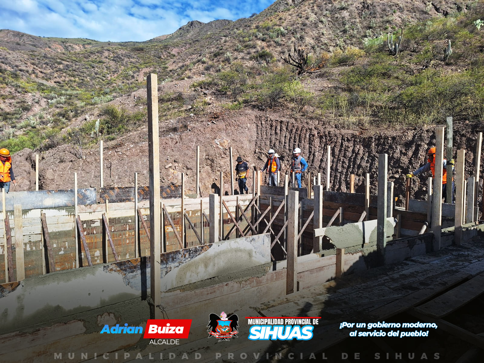 💠NUEVA OBRA DE RIEGO IMPULSA LA AGRICULTURA EN EL CASERÍO DE UCHUGAGA
🔹️Municipalidad Provincial de Sihuas viene impulsando proyectos de irrigación en los caseríos del distrito de Sihuas.
La comuna provincial se complace en anunciar los significativos avances en la obra denominada “Creación del sistema de riego para la localidad de Uchugaga, distrito de Huayllabamba – Provincia de Sihuas – Departamento de Áncash”, identificada con el Código Único de Inversiones (CUI) Nº 2567176.
Este importante proyecto que permitirá irrigar aproximadamente 5.68 hectáreas, beneficiará a los agricultores uchugaguinos y se proyecta en aumentar considerablemente la productividad agrícola de la región. Además, está siendo financiado con recursos del canon y sobrecanon, y cuenta con un presupuesto total de S/. 263,617.27 soles. Asimismo, bajo la modalidad de ejecución a suma alzada, la empresa contratista Consorcio Silvestre es la responsable de llevar a cabo los trabajos.
Por otro lado, el subgerente de Obras Públicas y Privadas, y su equipo técnico, juntamente con el regidor Yolvi Velásquez Liñan, verificaron los avances de la obra asegurando el cumplimiento de los estándares y plazos establecidos.
De igual manera, el alcalde provincial de Sihuas, Demetrio Buiza Picón, ha destacado la importancia de este proyecto para la agricultura local y ha reafirmado su compromiso de seguir apoyando a los diferentes sectores con el objetivo de mejorar la productividad del agro en toda la provincia. La implementación de sistemas de riego y reservorios en los caseríos del distrito, es una clara muestra de esta dedicación y esfuerzo continuo por parte de la autoridad edil.
Con esta iniciativa, el gobierno local reafirma su compromiso con el desarrollo agrícola y el bienestar de sus habitantes, asegurando que más obras de infraestructura continuarán favoreciendo a nuestra provincia.