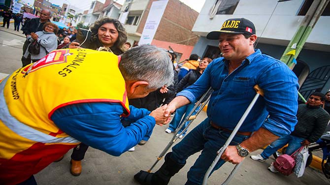 Alcalde Fernando Velasco recibió el saludo de todos los vecinos