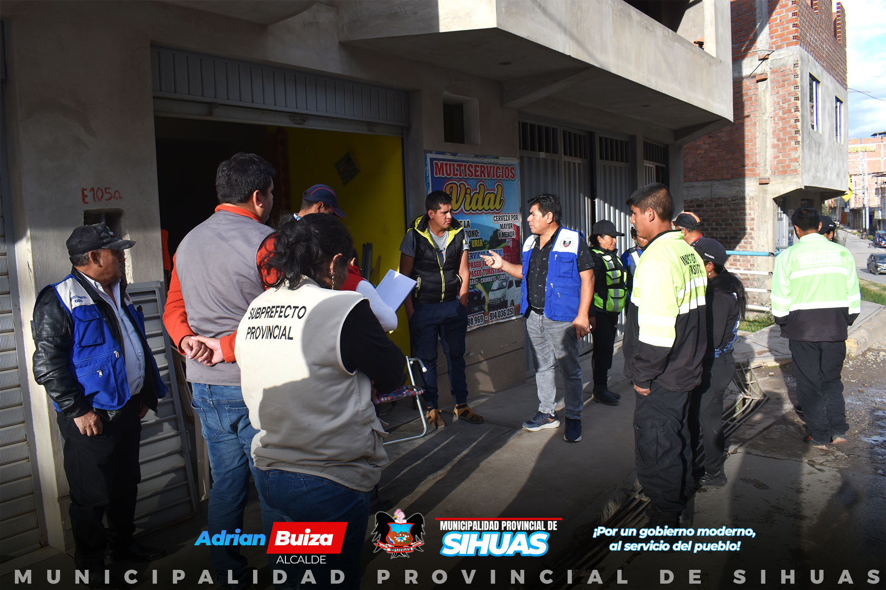 馃挔OPERATIVO INOPINADO INTERINSTITUCIONAL
La Municipalidad Provincial de Sihuas, en conjunto con la Comisar铆a Sectorial de Sihuas y la Sub Prefectura, ha realizado un operativo inopinado enfocado en la prevenci贸n y fiscalizaci贸n de la venta ilegal de combustible. Esta acci贸n se dio inicio en el barrio de Mitobamba, el cual se pretende plasmar en todo el distrito de Sihuas.
Desde la comuna provincial se cont贸 con la participaci贸n activa del personal de la Gerencia de Desarrollo Social y Servicios P煤blicos, la Oficina de Recaudaci贸n y Fiscalizaci贸n, as铆 como la Oficina de Gesti贸n de Riesgos y Desastres.
Durante el operativo, las autoridades municipales utilizaron sus atribuciones legales para requerir la documentaci贸n correspondiente a los establecimientos inspeccionados. Lamentando que 茅stos no pudieran presentar lo requerido.
En colaboraci贸n con la Polic铆a Nacional del Per煤, se ha establecido un plazo m谩ximo de diez d铆as para que las cisternas que actualmente se estacionan en las avenidas principales encuentren un estacionamiento adecuado. De lo contrario, se aplicar谩n las sanciones respectivas seg煤n la normativa vigente.
Este operativo inopinado subraya el compromiso conjunto de las instituciones responsables en la prevenci贸n y fiscalizaci贸n para garantizar la salud y la integridad de los ciudadanos de Sihuas.