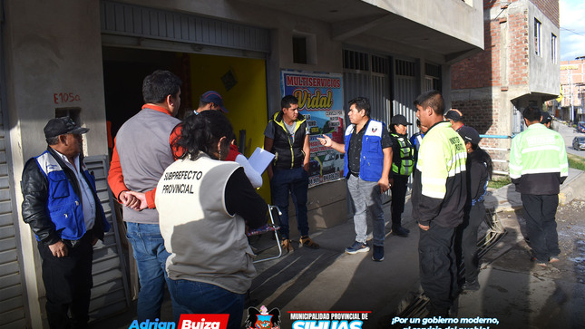 💠OPERATIVO INOPINADO INTERINSTITUCIONAL 

La Municipalidad Provincial de Sihuas, en conjunto con la Comisaría Sectorial de Sihuas y la Sub Prefectura, ha realizado un operativo inopinado enfocado en la prevención y fiscalización de la venta ilegal de combustible. Esta acción se dio inicio en el barrio de Mitobamba, el cual se pretende plasmar en todo el distrito de Sihuas. 

Desde la comuna provincial se contó con la participación activa del personal de la Gerencia de Desarrollo Social y Servicios Públicos, la Oficina de Recaudación y Fiscalización, así como la Oficina de Gestión de Riesgos y Desastres.

Durante el operativo, las autoridades municipales utilizaron sus atribuciones legales para requerir la documentación correspondiente a los establecimientos inspeccionados. Lamentando que éstos no pudieran presentar lo requerido.

En colaboración con la Policía Nacional del Perú, se ha establecido un plazo máximo de diez días para que las cisternas que actualmente se estacionan en las avenidas principales encuentren un estacionamiento adecuado. De lo contrario, se aplicarán las sanciones respectivas según la normativa vigente.

Este operativo inopinado subraya el compromiso conjunto de las instituciones responsables en la prevención y fiscalización para garantizar la salud y la integridad de los ciudadanos de Sihuas.
