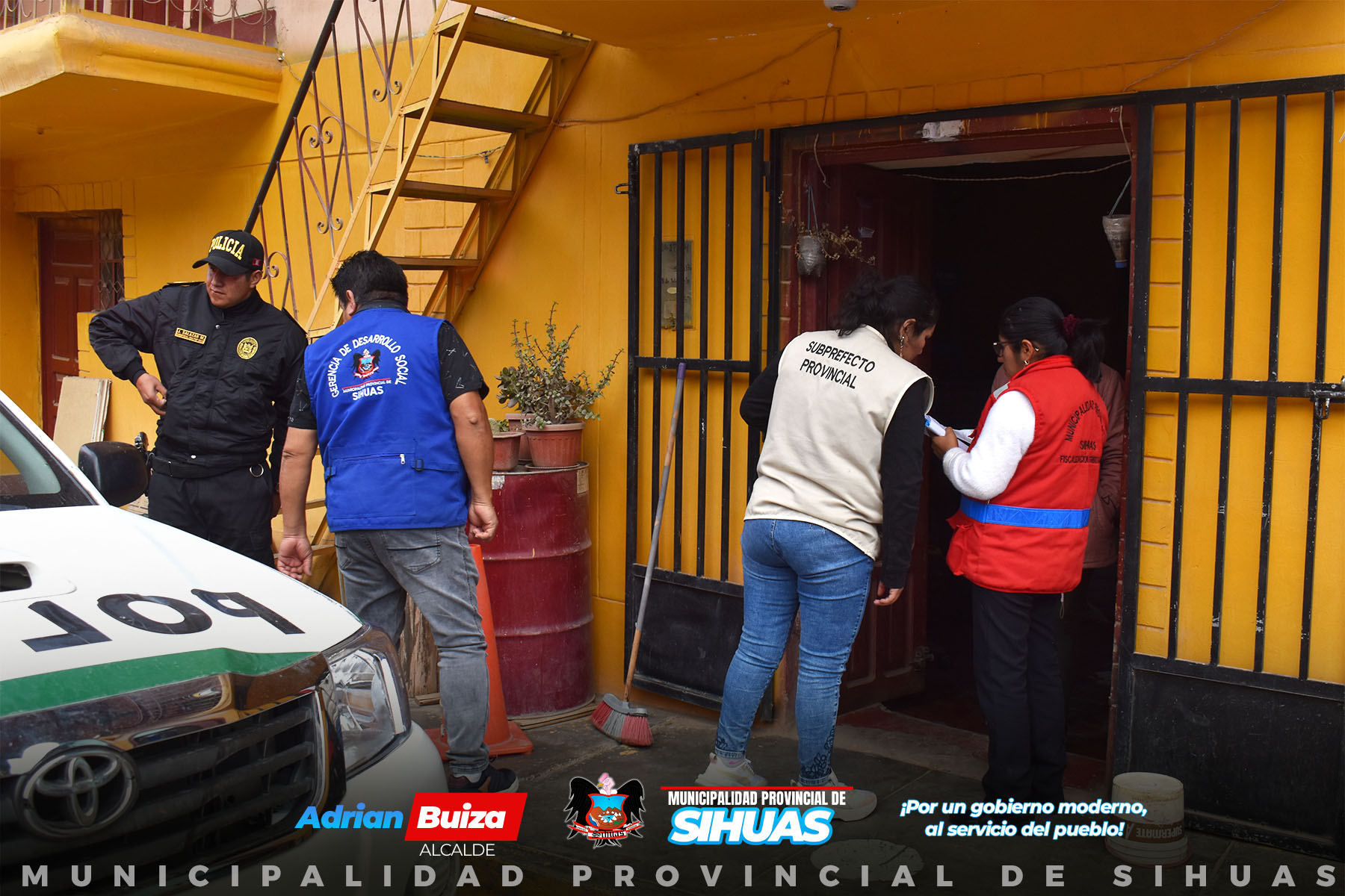 馃挔OPERATIVO INOPINADO INTERINSTITUCIONAL
La Municipalidad Provincial de Sihuas, en conjunto con la Comisar铆a Sectorial de Sihuas y la Sub Prefectura, ha realizado un operativo inopinado enfocado en la prevenci贸n y fiscalizaci贸n de la venta ilegal de combustible. Esta acci贸n se dio inicio en el barrio de Mitobamba, el cual se pretende plasmar en todo el distrito de Sihuas.
Desde la comuna provincial se cont贸 con la participaci贸n activa del personal de la Gerencia de Desarrollo Social y Servicios P煤blicos, la Oficina de Recaudaci贸n y Fiscalizaci贸n, as铆 como la Oficina de Gesti贸n de Riesgos y Desastres.
Durante el operativo, las autoridades municipales utilizaron sus atribuciones legales para requerir la documentaci贸n correspondiente a los establecimientos inspeccionados. Lamentando que 茅stos no pudieran presentar lo requerido.
En colaboraci贸n con la Polic铆a Nacional del Per煤, se ha establecido un plazo m谩ximo de diez d铆as para que las cisternas que actualmente se estacionan en las avenidas principales encuentren un estacionamiento adecuado. De lo contrario, se aplicar谩n las sanciones respectivas seg煤n la normativa vigente.
Este operativo inopinado subraya el compromiso conjunto de las instituciones responsables en la prevenci贸n y fiscalizaci贸n para garantizar la salud y la integridad de los ciudadanos de Sihuas.