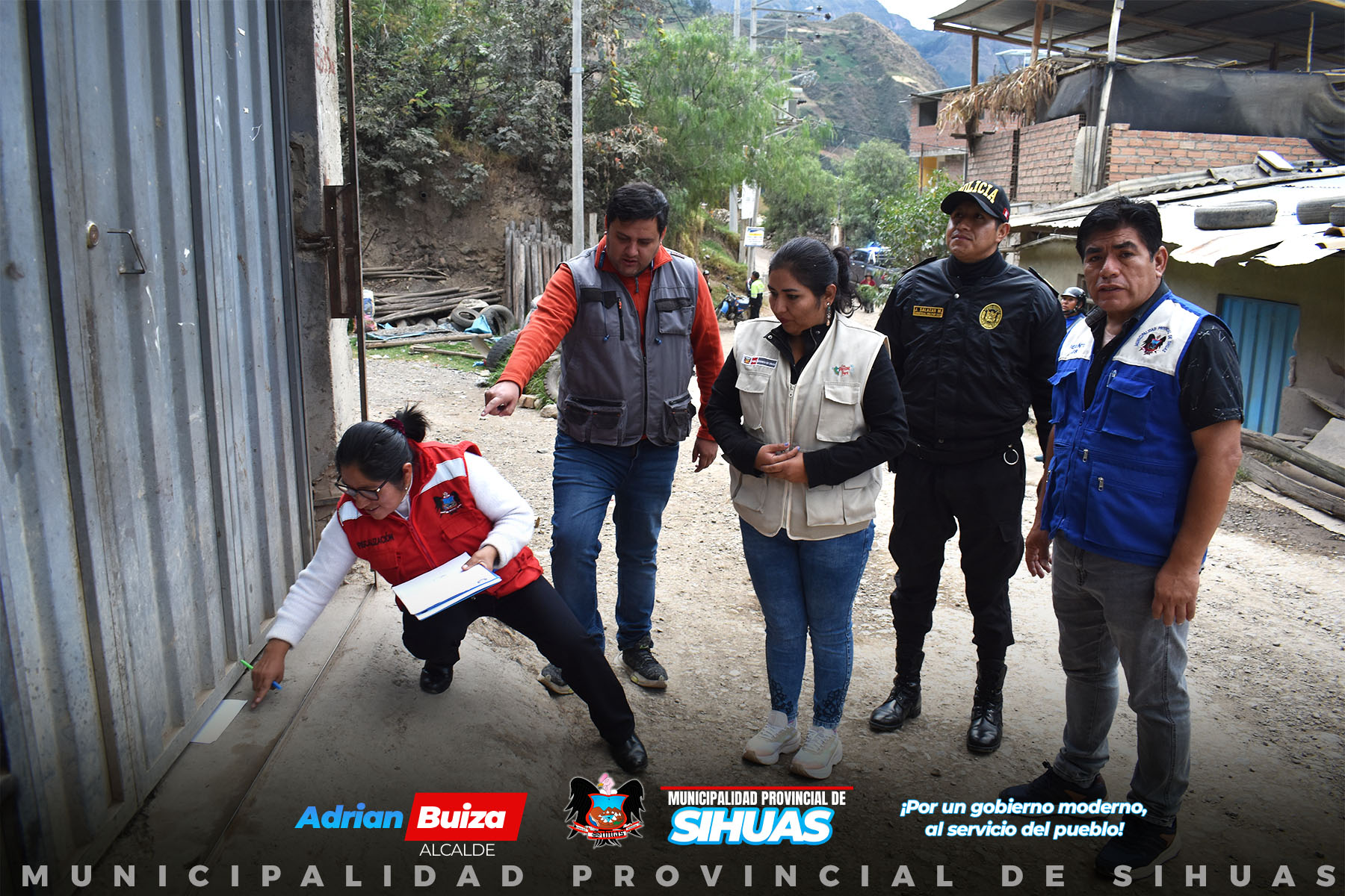 馃挔OPERATIVO INOPINADO INTERINSTITUCIONAL
La Municipalidad Provincial de Sihuas, en conjunto con la Comisar铆a Sectorial de Sihuas y la Sub Prefectura, ha realizado un operativo inopinado enfocado en la prevenci贸n y fiscalizaci贸n de la venta ilegal de combustible. Esta acci贸n se dio inicio en el barrio de Mitobamba, el cual se pretende plasmar en todo el distrito de Sihuas.
Desde la comuna provincial se cont贸 con la participaci贸n activa del personal de la Gerencia de Desarrollo Social y Servicios P煤blicos, la Oficina de Recaudaci贸n y Fiscalizaci贸n, as铆 como la Oficina de Gesti贸n de Riesgos y Desastres.
Durante el operativo, las autoridades municipales utilizaron sus atribuciones legales para requerir la documentaci贸n correspondiente a los establecimientos inspeccionados. Lamentando que 茅stos no pudieran presentar lo requerido.
En colaboraci贸n con la Polic铆a Nacional del Per煤, se ha establecido un plazo m谩ximo de diez d铆as para que las cisternas que actualmente se estacionan en las avenidas principales encuentren un estacionamiento adecuado. De lo contrario, se aplicar谩n las sanciones respectivas seg煤n la normativa vigente.
Este operativo inopinado subraya el compromiso conjunto de las instituciones responsables en la prevenci贸n y fiscalizaci贸n para garantizar la salud y la integridad de los ciudadanos de Sihuas.
