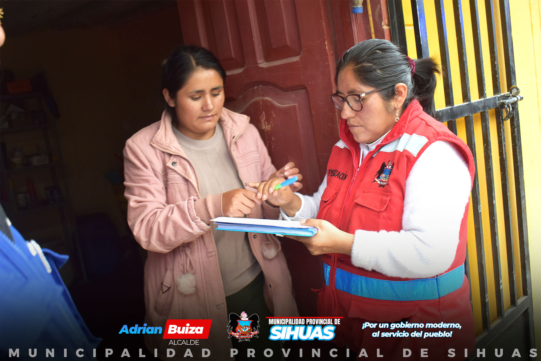 馃挔OPERATIVO INOPINADO INTERINSTITUCIONAL
La Municipalidad Provincial de Sihuas, en conjunto con la Comisar铆a Sectorial de Sihuas y la Sub Prefectura, ha realizado un operativo inopinado enfocado en la prevenci贸n y fiscalizaci贸n de la venta ilegal de combustible. Esta acci贸n se dio inicio en el barrio de Mitobamba, el cual se pretende plasmar en todo el distrito de Sihuas.
Desde la comuna provincial se cont贸 con la participaci贸n activa del personal de la Gerencia de Desarrollo Social y Servicios P煤blicos, la Oficina de Recaudaci贸n y Fiscalizaci贸n, as铆 como la Oficina de Gesti贸n de Riesgos y Desastres.
Durante el operativo, las autoridades municipales utilizaron sus atribuciones legales para requerir la documentaci贸n correspondiente a los establecimientos inspeccionados. Lamentando que 茅stos no pudieran presentar lo requerido.
En colaboraci贸n con la Polic铆a Nacional del Per煤, se ha establecido un plazo m谩ximo de diez d铆as para que las cisternas que actualmente se estacionan en las avenidas principales encuentren un estacionamiento adecuado. De lo contrario, se aplicar谩n las sanciones respectivas seg煤n la normativa vigente.
Este operativo inopinado subraya el compromiso conjunto de las instituciones responsables en la prevenci贸n y fiscalizaci贸n para garantizar la salud y la integridad de los ciudadanos de Sihuas.