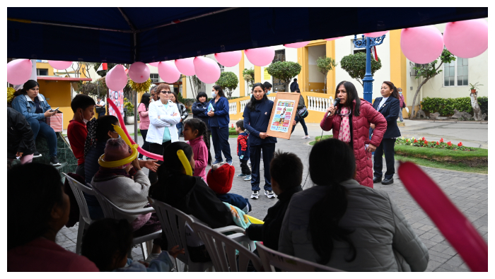Los niños, niñas y adolescentes disfrutaron de una mañana alegre con un show infantil, juegos, dibujo y pintura, junto a sus madres.