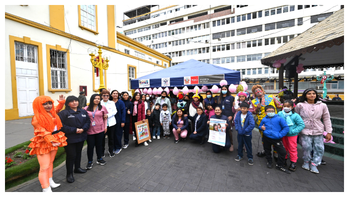 Los niños, niñas y adolescentes disfrutaron de una mañana alegre con un show infantil, juegos, dibujo y pintura, junto a sus madres.