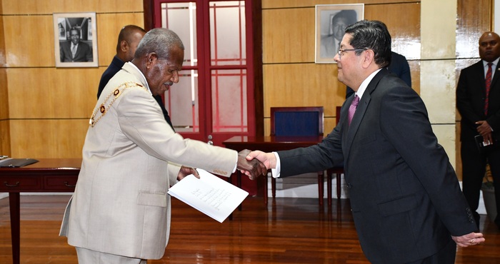 Embajador del Perú presenta cartas credenciales ante el gobernador general de Papúa Nueva Guinea y lo invitó a las reuniones de APEC