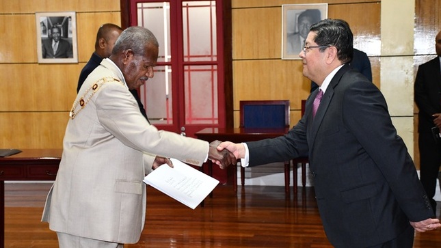 Embajador del Perú presenta cartas credenciales ante el gobernador general de Papúa Nueva Guinea y lo invitó a las reuniones de APEC