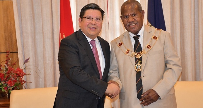 Embajador del Perú presenta cartas credenciales ante el gobernador general de Papúa Nueva Guinea y lo invitó a las reuniones de APEC