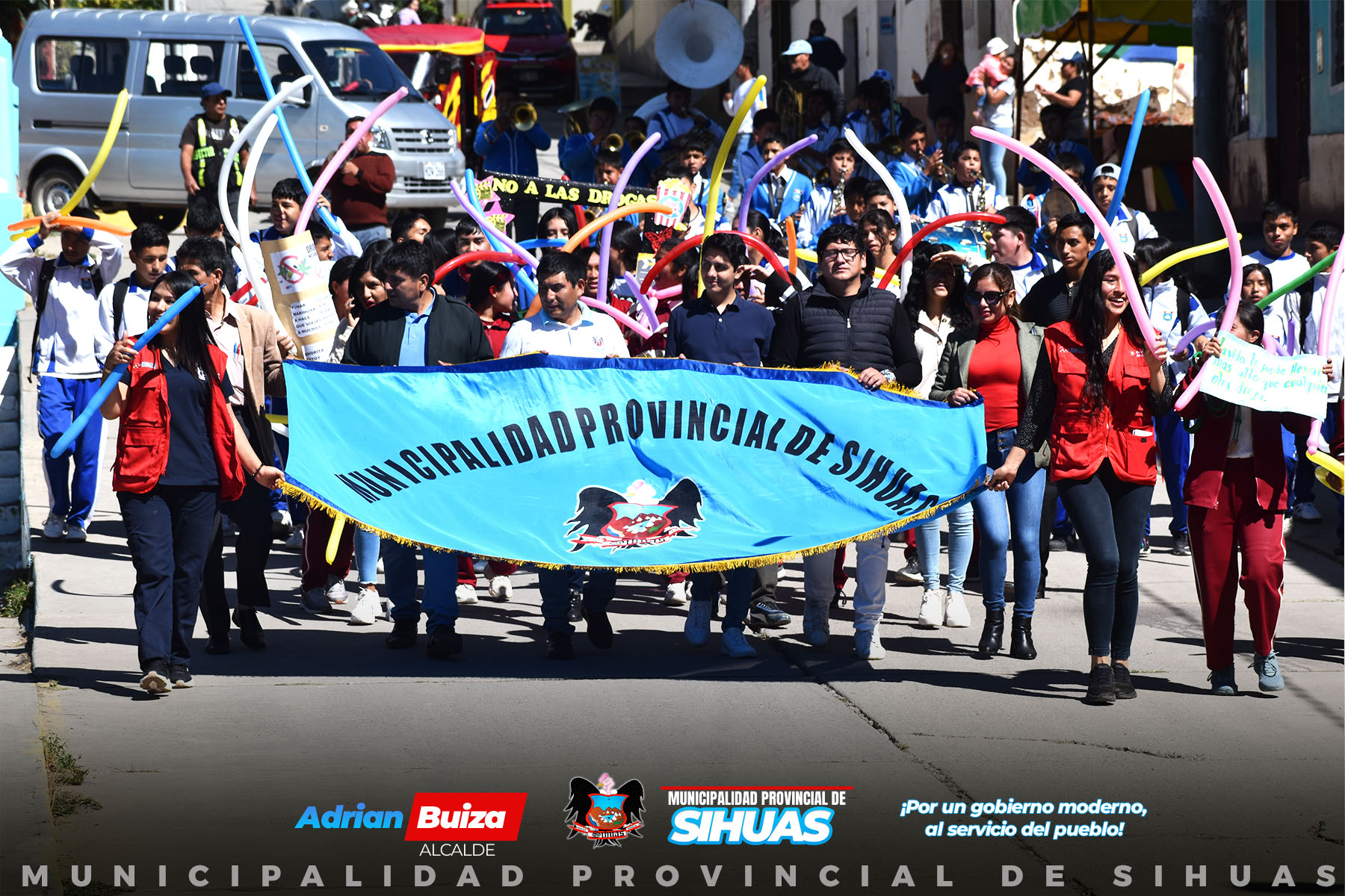 💠EDUCACIÓN Y PREVENCIÓN EN EL DÍA INTERNACIONAL CONTRA LAS DROGAS ✋
Cada 26 de junio se conmemora el “Día Internacional contra el Uso Indebido y el Tráfico Ilícito de Drogas”, conocido también como el “Día Mundial contra las Drogas”, fecha que representa un llamado a fortalecer la acción y la cooperación internacional para alcanzar una sociedad libre de consumo de drogas y tráfico ilegal.
En este contexto, la Municipalidad Provincial de Sihuas, a través de la Defensoría Municipal del Niño, Niña y Adolescente (Demuna) Sihuas, destacó por su compromiso y liderazgo en la organización de actividades educativas significativas. Escogiendo como protagonistas a los estudiantes del nivel secundario de la Institución Educativa Asteria Castro Pareja y la Institución Educativa Emblemática Capitán Marcelino Valverde Solórzano.
La jornada inició con un pasacalle, en el que participaron los estudiantes acompañados por la Banda de Músicos del colegio valverdano. De igual manera, este evento contó con la presencia de los funcionarios de la comuna provincial y del regidor Walter Morillo, marcando así el inicio de un día dedicado a la concientización.
Además, se organizó la proyección de una película enfocada en la prevención del consumo de drogas, ofreciendo a los adolescentes una reflexión profunda sobre esta problemática que afecta a la sociedad.
Con estas iniciativas, la Demuna Sihuas reafirma su compromiso en la promoción de estilos de vida saludables y la protección integral de la juventud frente a los riesgos asociados al uso indebido de drogas.