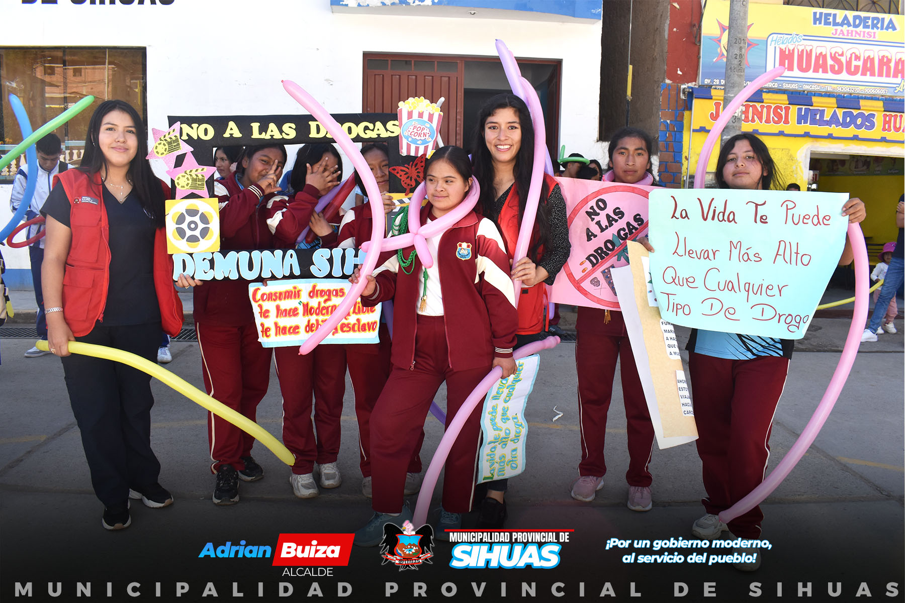 💠EDUCACIÓN Y PREVENCIÓN EN EL DÍA INTERNACIONAL CONTRA LAS DROGAS ✋
Cada 26 de junio se conmemora el “Día Internacional contra el Uso Indebido y el Tráfico Ilícito de Drogas”, conocido también como el “Día Mundial contra las Drogas”, fecha que representa un llamado a fortalecer la acción y la cooperación internacional para alcanzar una sociedad libre de consumo de drogas y tráfico ilegal.
En este contexto, la Municipalidad Provincial de Sihuas, a través de la Defensoría Municipal del Niño, Niña y Adolescente (Demuna) Sihuas, destacó por su compromiso y liderazgo en la organización de actividades educativas significativas. Escogiendo como protagonistas a los estudiantes del nivel secundario de la Institución Educativa Asteria Castro Pareja y la Institución Educativa Emblemática Capitán Marcelino Valverde Solórzano.
La jornada inició con un pasacalle, en el que participaron los estudiantes acompañados por la Banda de Músicos del colegio valverdano. De igual manera, este evento contó con la presencia de los funcionarios de la comuna provincial y del regidor Walter Morillo, marcando así el inicio de un día dedicado a la concientización.
Además, se organizó la proyección de una película enfocada en la prevención del consumo de drogas, ofreciendo a los adolescentes una reflexión profunda sobre esta problemática que afecta a la sociedad.
Con estas iniciativas, la Demuna Sihuas reafirma su compromiso en la promoción de estilos de vida saludables y la protección integral de la juventud frente a los riesgos asociados al uso indebido de drogas.