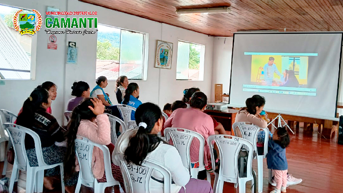  Exitoso Cine Foro para Usuarios del Programa Juntos en Camanti