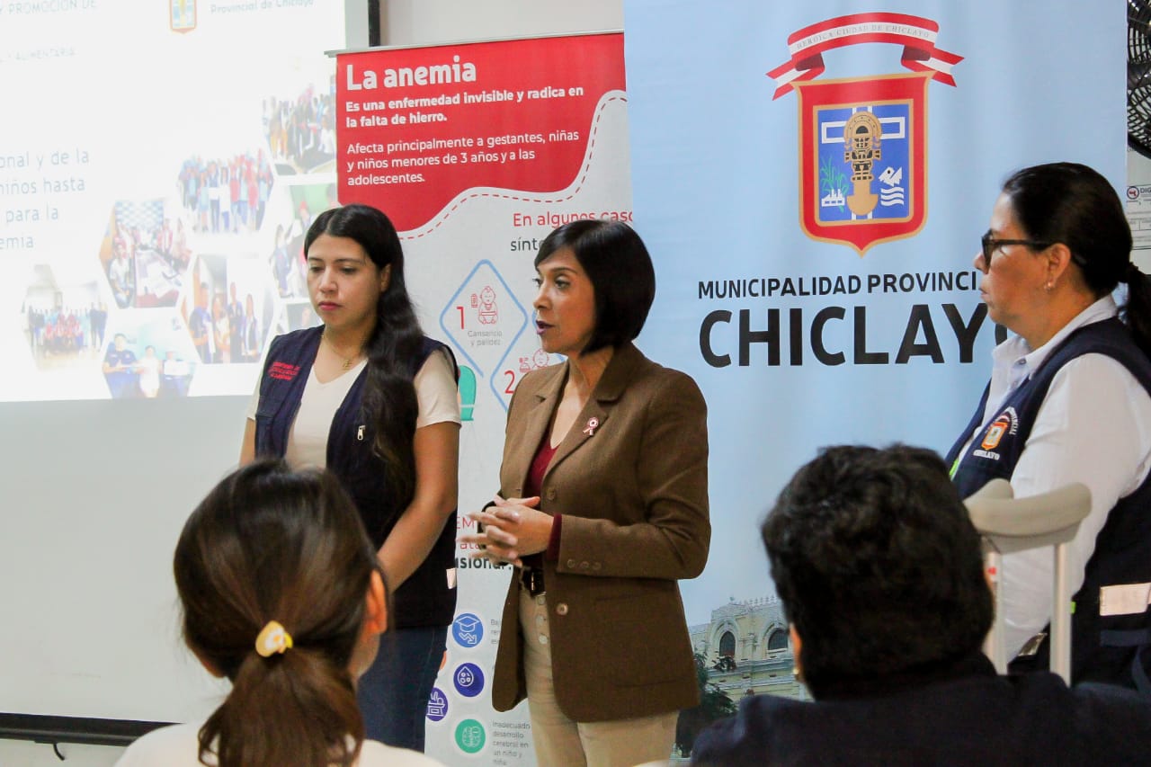 alcaldesa habla en sétima reunión