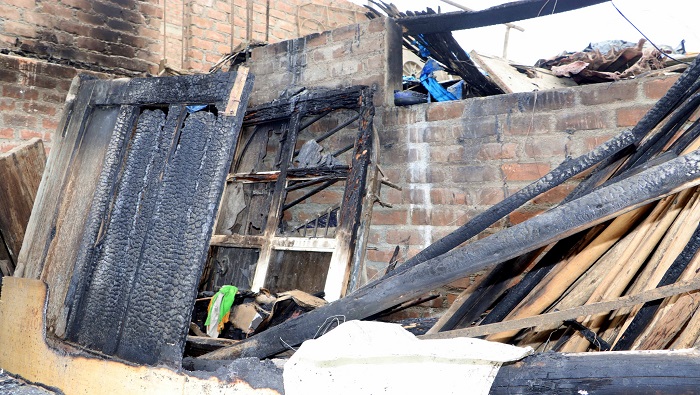 ayuda humanitaria a familia damnificada ante incendio en la Urb. Bautista